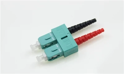 Qual é a diferença entre conectores de fibra óptica SC e FC?