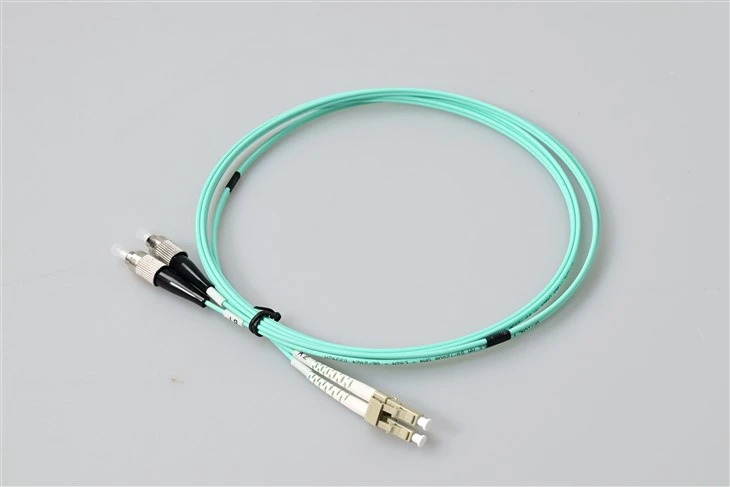 Cabo patch duplex multimodo LC UPC para FC UPC OM3 – G657A1 Insensível à curvatura, 10 mm mín. Raio de curvatura, 2,0 mm LSZH