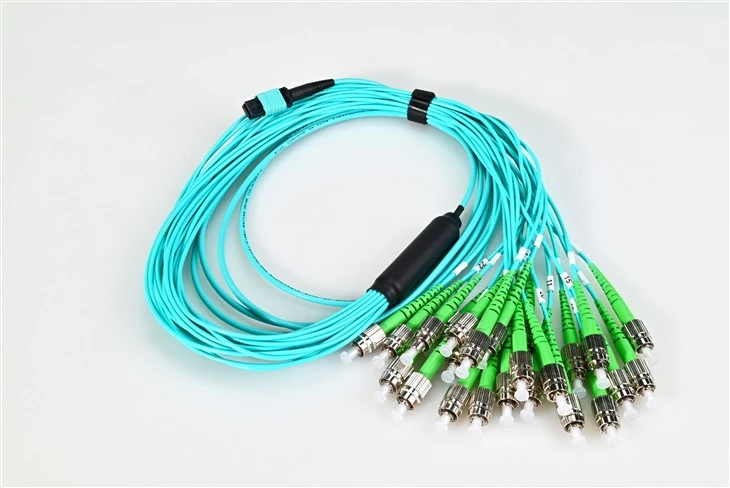 Cabo de remendo de fibra óptica Mtp para Fc Apc 24core Om3 3.0mm
